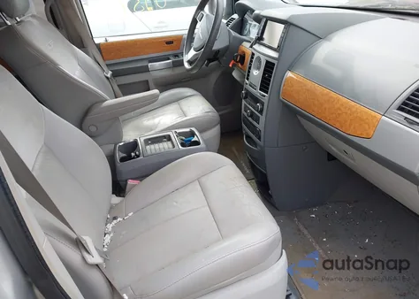 2010 Chrysler Town & Country New Limited z USA, uszkodzony, nr VIN 2A4RR7DX2AR501888